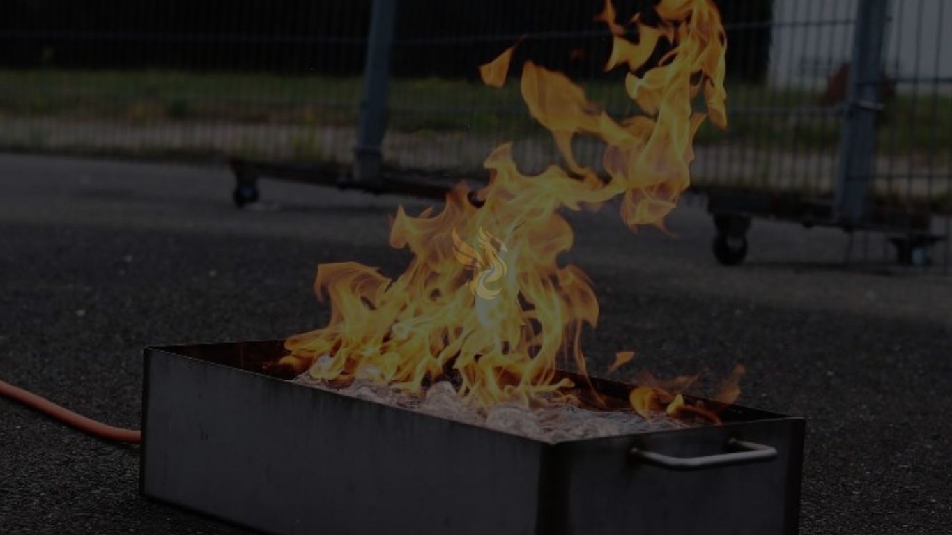 Brennende Übungswanne für Brandschutztraining im Außenbereich