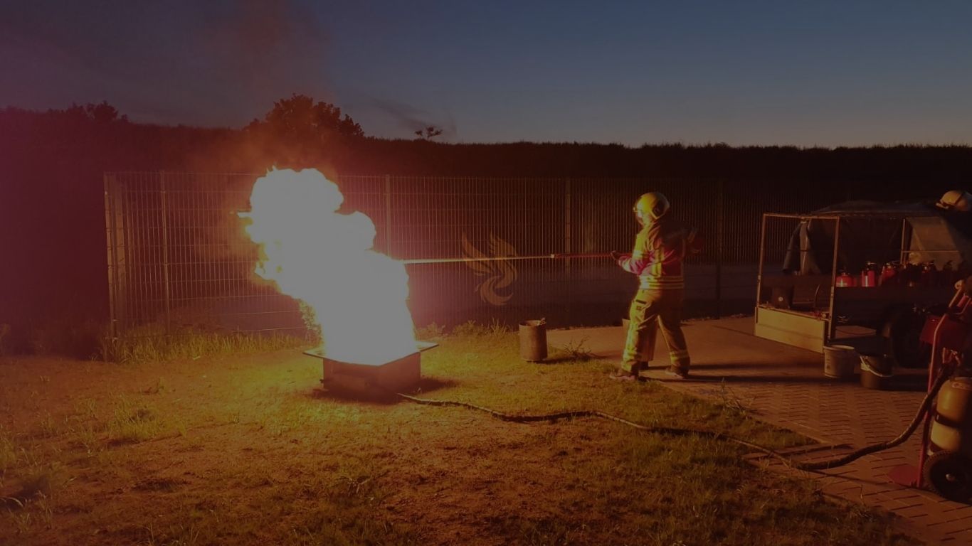 Feuerwehrkraft bei Löschübung mit starker Flammenentwicklung